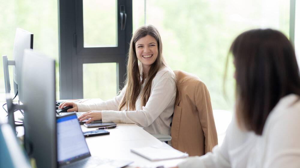femme souriante dans un bureau